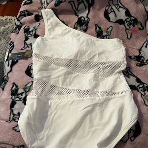 Beautiful white bathing suit 😍